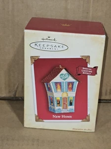 Hallmark Keepsake Ornament 2004 ~ Nuova Casa ~ Illumina Decorazione Natalizia - Foto 1 di 6