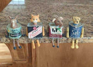 4 Stück Gewürzdosen Bauernhof Tier Regal Sitzer Vintage Hund Katze Ziege Pferd Salz - Bild 1 von 16