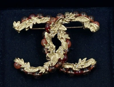 NUEVO BROCHE PRENDEDOR CHANEL CC logotipo hojas doradas cuentas de vidrio ámbar Resort 2018 RARO Foto 1 de 4