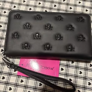 BETSEY JOHNSON Geldbörse schwarz Kunstleder Nieten Totenkopf und gekreuzte Knochen Kalbsleder - Bild 1 von 4