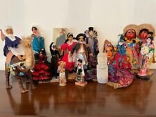 Collezione di circa 600 bambole in costume tradizionale da tutto il mondo