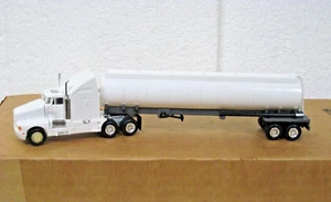 HO MODEL POWER UNLETTERED WHITE SEMI SLEEPER AND TANK 25002 NOB - Picture 1 of 4