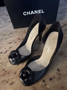 Chanel schwarze Leder Heels Schuhe mit Camelia Besatz Karton Schläfer 4x getragen ~ 37,5 - 38 - Bild 1 von 10