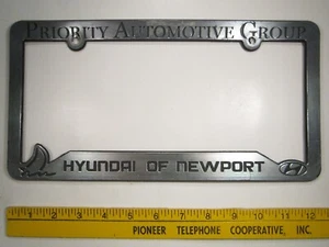 PLASTICA Targa Targa Auto Telaio PRIORITÀ AUTOMOTIVE HYUNDAI OF NEWPORT 10Y3 - Foto 1 di 1
