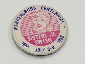 Alfiler con botones Pinback 1955 Sister Of The Swish Centennial 1855-1955 Warrensburg - Imagen 1 de 2