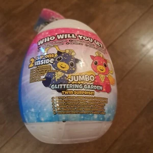 NEW -HATCHIMALS JUMBO GLITTERING GARDEN TWIN SURPRISE ~ 2 CLIP-ONS INSIDE - Picture 1 of 2