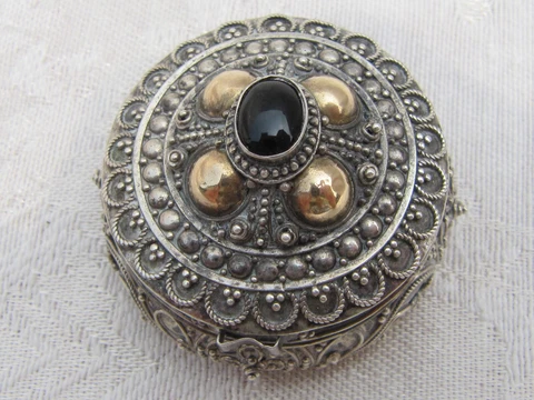 Vtg Ornate Sterling Silver Filigree Hinged ONYX CABOCHON TRINKET~PILL~RING BOX Cover