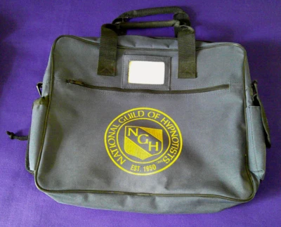 Bolso de Lona NGH Gremio Nacional de Hipnotizadores - Azul con Borde Negro, ¡Insignia Dorada! Foto 1 de 2