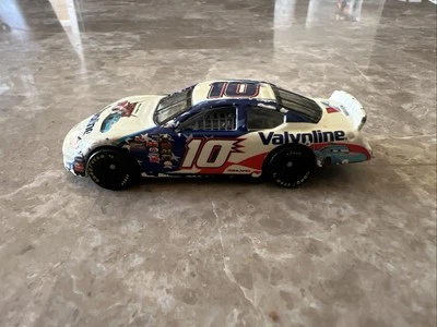 2005 Hot Wheels Special Edition Disney Pixar CARS Scott Riggs 10 Valvoline - Image 1 of 4