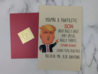 Divertida Tarjeta de Felicitación Trump “Hijo Fantástico” Humor Político con Sobre y Sello de Oro Foto 1 de 3