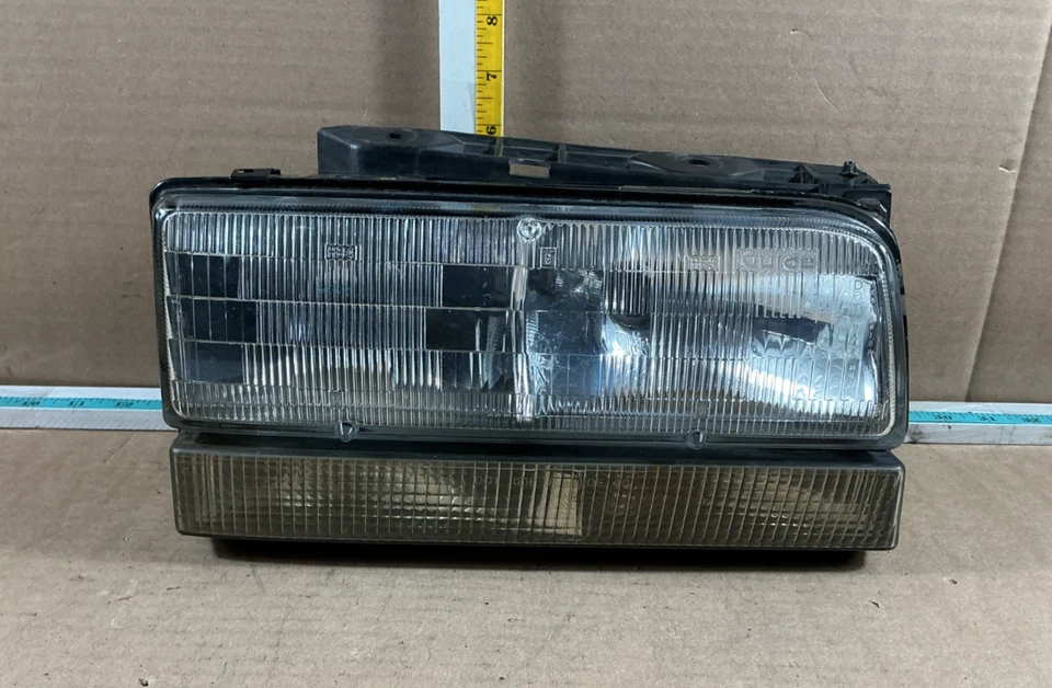 1992-1993 Buick LeSabre Right Passenger Side Headlight Assembly 16512560 OEM - Image 1 of 4