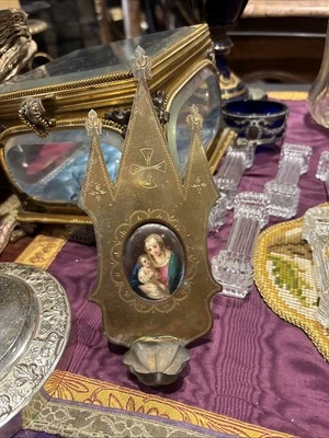 ancienne plaque religieuse en laiton style gothique medaillon  porcelaine peint - Photo 1/3