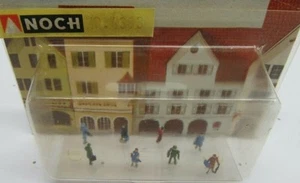 Noch 4383 Z Scale People Walking Street Scene - Picture 1 of 2
