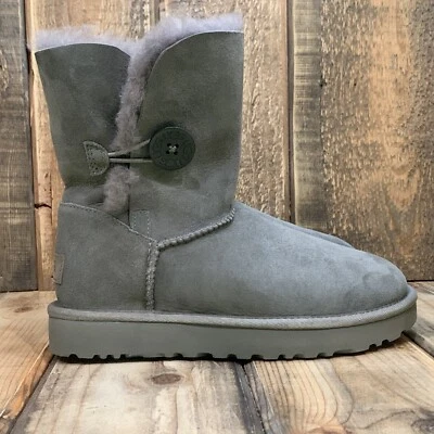 НОВЫЙ UGG BAILEY КНОПКА II БОТИНКИ СЕРЫЙ ЗАМШИ ОВЧИНЫ ШЕРСТИ ЖЕНЩИН США 6 ЕС 37 UK 4 - Изображение 1 из 4