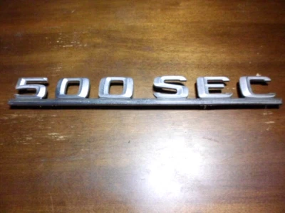 Emblema de porta-malas Mercedes-Benz W126 500 SEC - Imagem 1 de 4