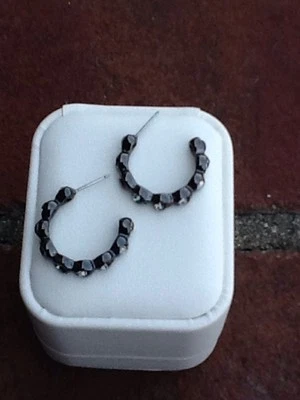 Pendientes de aro perforados de metal oscuro marrón topo negro diamante cristal Foto 1 de 3