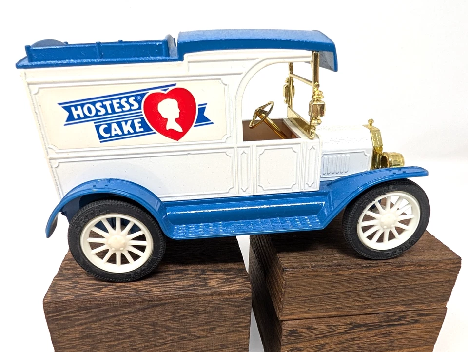 Ford Modelo T 1913 furgoneta de reparto banco pastel de anfitriona ERTL fundido a presión con llave y caja Foto 1 de 4