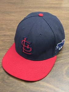 Gorra New Era 2013 de los Cardenales de San Luis postemporada 7 3/8 exclusiva para jugadores  - Imagen 1 de 11