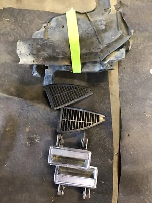 Ford Mustang 1972 manijas de puerta y otras piezas. Foto 1 de 4