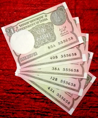  INDIA REPUBLIC  2011 - 1 RUPEE SAME NUMBER 555658- 5 UNC NOTES LOT - Image 1 of 3