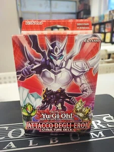YU-GI-OH TCG - Attacco degli Eroi: Structure Deck (ITA) 1st Edition - Imagen 1 de 2