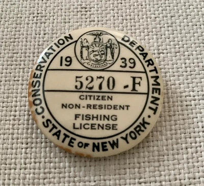 Botón de licencia de pesca de Nueva York 1939 para no residentes  Foto 1 de 2