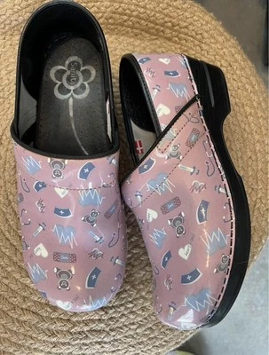 Zuecos Sanita Lindsey Koi 39 charol Polonia floral arte funky enfermera retro Foto 1 de 2