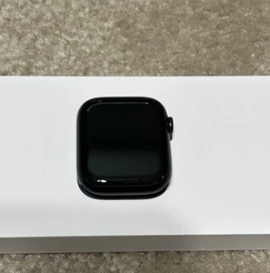 Apple Watch Series 9 45mm Aluminum Case  GPS M/L Sport Band - Midnight Black - Photo 1 sur 6