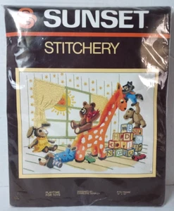 Vintage Sunset Stitchery Crewel Kit "Spielzeit für Spielzeug" Babyzimmer Giraffe Hase Bär - Bild 1 von 6