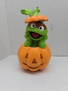 Sesame Street Oscar The Grouch en bote de basura de calabaza decoración de mesa de resina de Halloween - Imagen 1 de 9