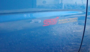 Juego de calcomanías para puerta delantera SUBARU Impreza WRX STI marca de letra 2 piezas OEM JDM GC8 GDB - Imagen 1 de 2