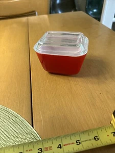 VINTAGE PYREX PRIMARY RED #501 FRIDGIE DISH WITH CLEAR LID  ! PRISTINE! - Picture 1 of 8