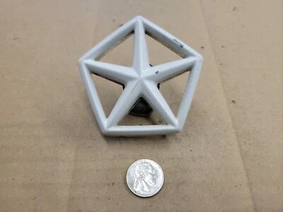 Dodge Chrysler OEM 1991-1995 Caravan Voyager capó blanco adorno emblema 4576154 Foto 1 de 4