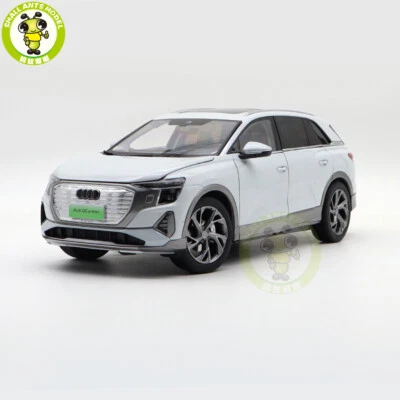 1/18 Audi Q5 e-tron 2022 With Light White Diecast Model Toy Car Friends Gifts - Image 1 of 4