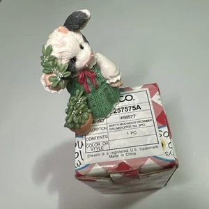 MARY'S MOO MOOS Enesco Figurine #257575 DECEMBER Kiss Moo Original Box Package - Picture 1 of 4