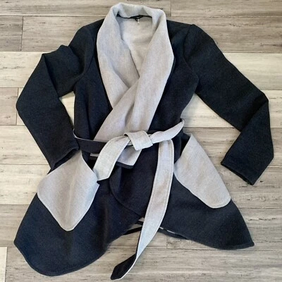 Chaqueta envolvente RYU Anthropologie talla M gris asimétrica frontal abierta cintura con cinturón Foto 1 de 4