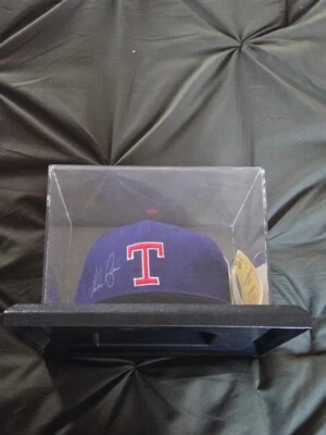 Gorra autografiada por Nolan Ryan Texas Rangers en estuche con certificado de autenticidad. Foto 1 de 3