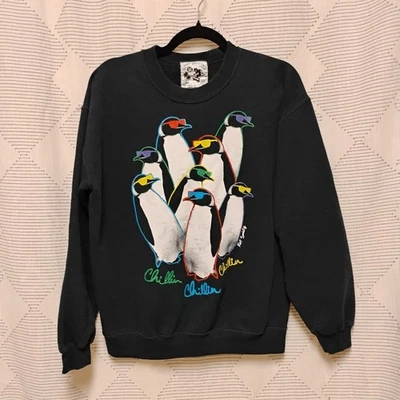 Sudadera con cuello redondo Riot Society Chillin Penguins para hombre - negra mediana Foto 1 de 4