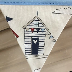 LINED BLUE BEACH HUTS SEASIDE FABRIC BUNTING 180 CM x 6 FLAGS 12CM X 15CM - Picture 1 of 3