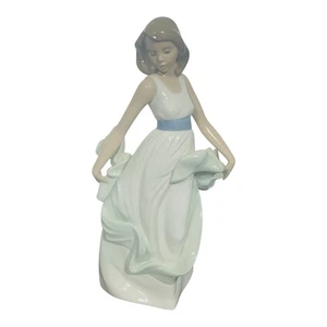 Lladro NAO #1343 "Walking On Air" weibliche Frau 11" Porzellanfigur - Bild 1 von 8