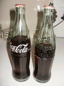 2 VINTAGE UNGEÖFFNETE COCA COLA POP SODA FLASCHEN MIT ORIGINAL COKE INNEN! - Bild 1 von 5