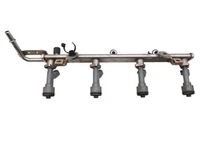 17 Polaris Slingshot SL Fuel Injectors & Rail - Picture 1 of 4