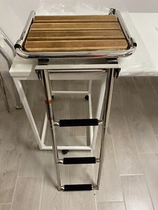 PLANCETTA DI POPPA CON SCALETTA A SCOMPARSA IN ACCIAIO INOX AISI316 45x39 BARCA - Foto 1 di 8
