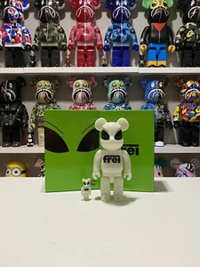 FREI Bearbrick 100% 400% Set Brillo En La Oscuridad GID Alien Raro Be@rbrick Frey - Imagen 1 de 4
