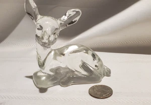 Estatuilla de ciervo pequeño de vidrio transparente macizo firmada por Fenton - 3,75" - Imagen 1 de 4