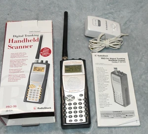 Radio Shack Pro-96 APCO-25 scanner digitale portatile - Foto 1 di 3