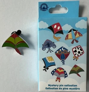 Disney Parks 2022 Kites Mystery Collection: Spilla PETER PAN Nuova! - Foto 1 di 4