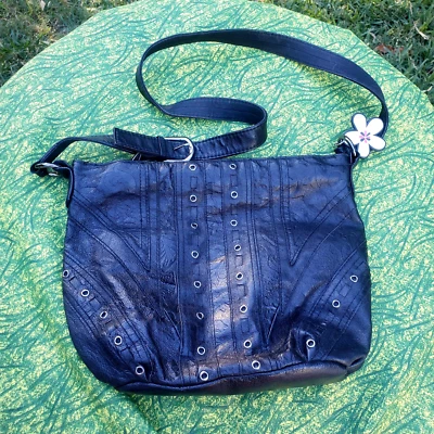 Bolsa de mão de couro preta Cabin Creek com destaque prata - alça ajustável - macia - Imagem 1 de 4