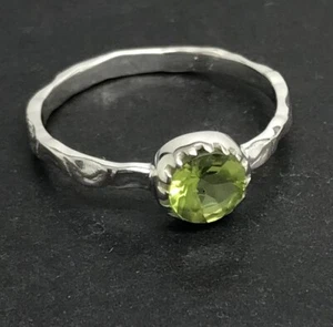 Peridot gemstone ring, solid Sterling Silver, hammered, round, solitaire. Size S - Picture 1 of 12