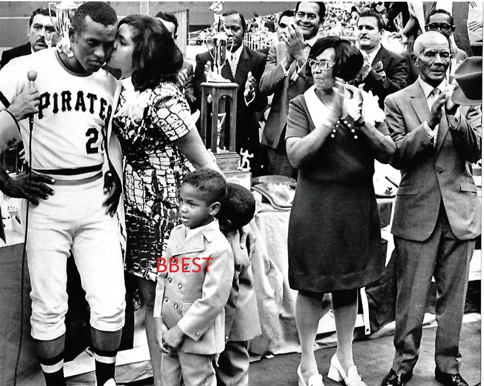 ROBERTO CLEMENTE DAY 3-RIVERS STADIUM 8X10 WITH WIFE FAMILY AND MOM AND DAD 1971 - Image 1 of 1